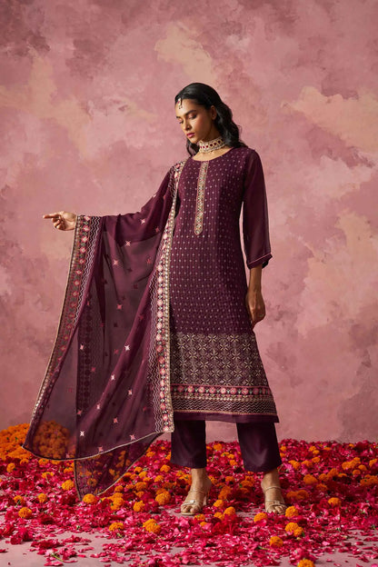 Ensemble Kurta droit couleur violet foncé avec broderie fantaisie et dupatta