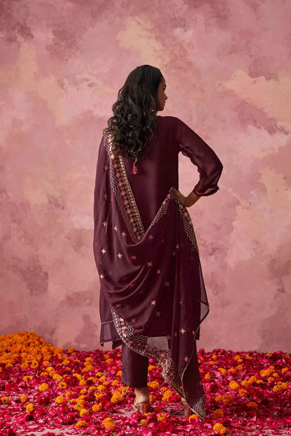 Ensemble Kurta droit couleur violet foncé avec broderie fantaisie et dupatta