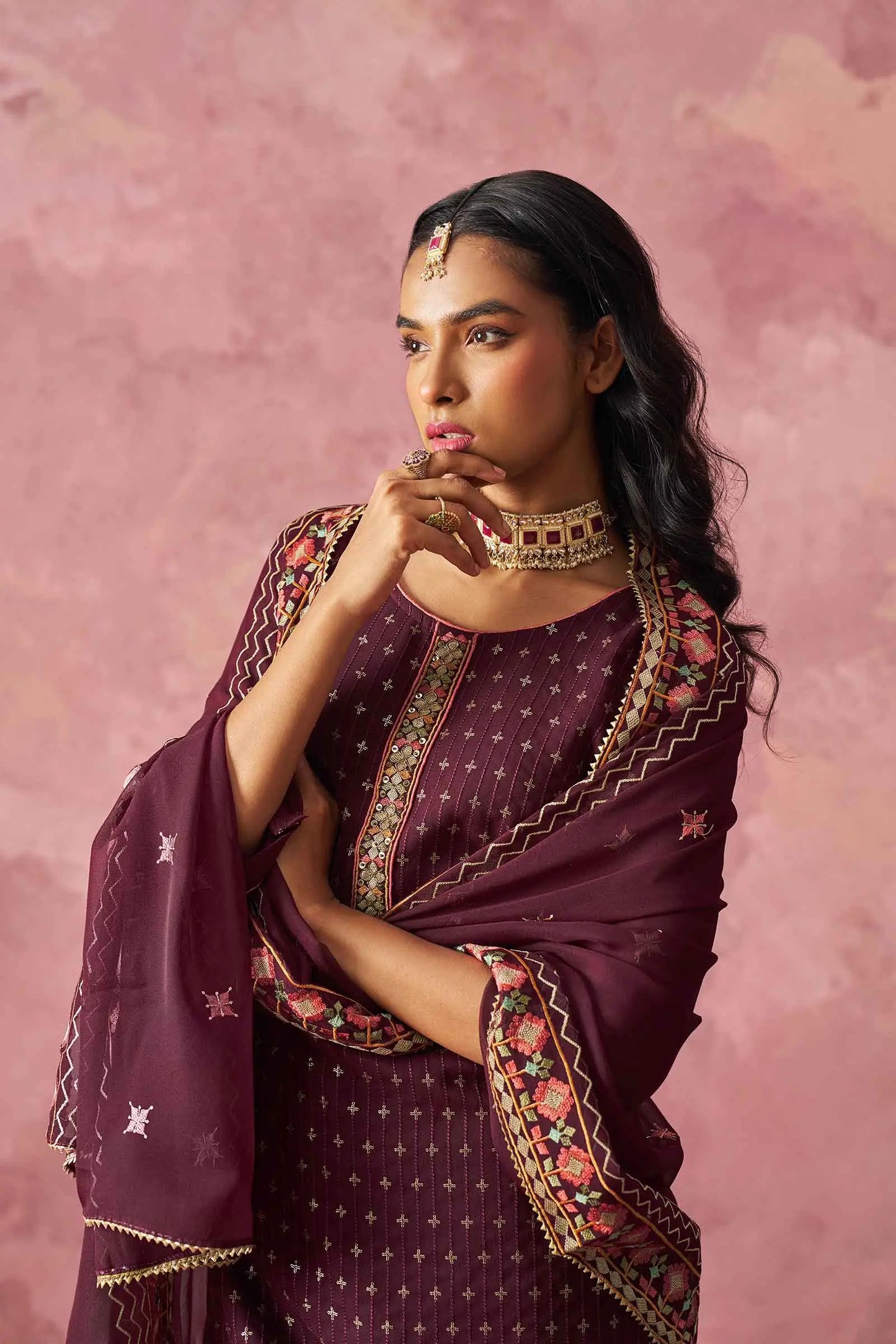 Ensemble Kurta droit couleur violet foncé avec broderie fantaisie et dupatta