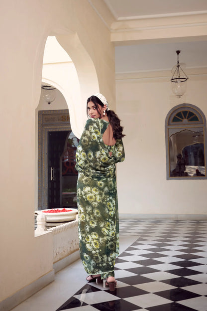 Sari fleuri en marbré léger vert olive et orné d’une bordure en dentelle perlée délicate, manches longues COLLECTION KATRINA