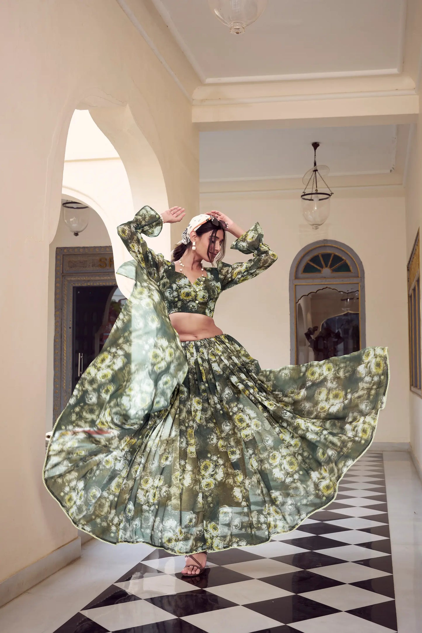 Sari fleuri en marbré léger vert olive et orné d’une bordure en dentelle perlée délicate, manches longues COLLECTION KATRINA