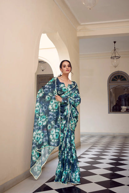 Sari fleuri en marbré léger bleu marine, et une bordure en dentelle perlée raffinée, manches longues COLLECTION KATRINA