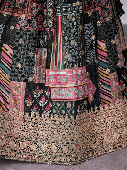 Eleganter rosa-grauer Braut-Lehenga mit Zarkan-Stickerei und Pailletten