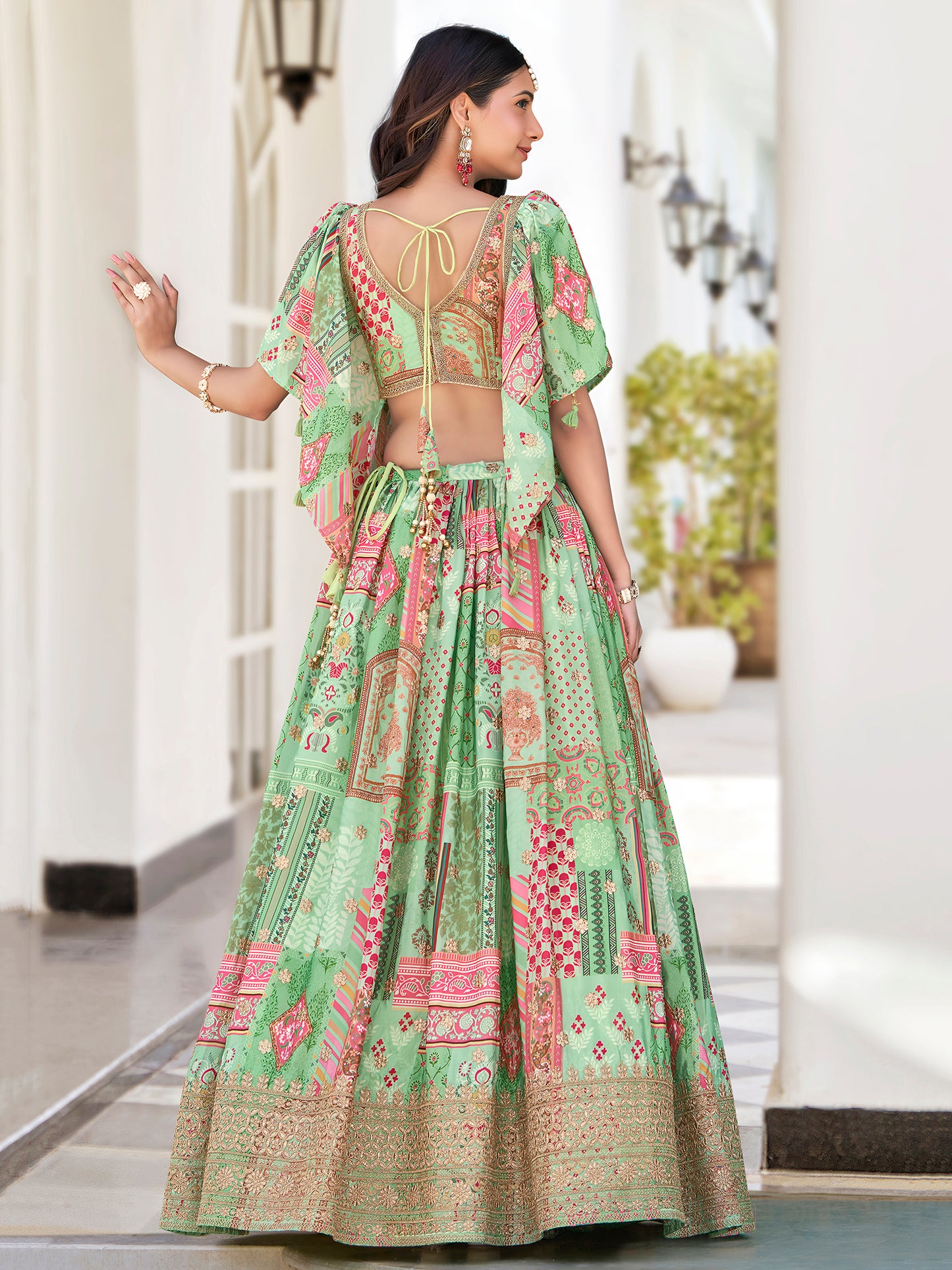 Eleganter rosa-grauer Braut-Lehenga mit Zarkan-Stickerei und Pailletten