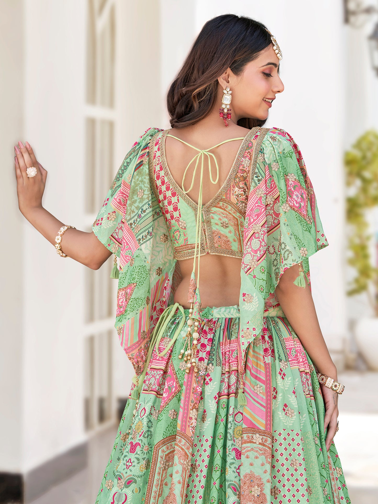 Eleganter rosa-grauer Braut-Lehenga mit Zarkan-Stickerei und Pailletten