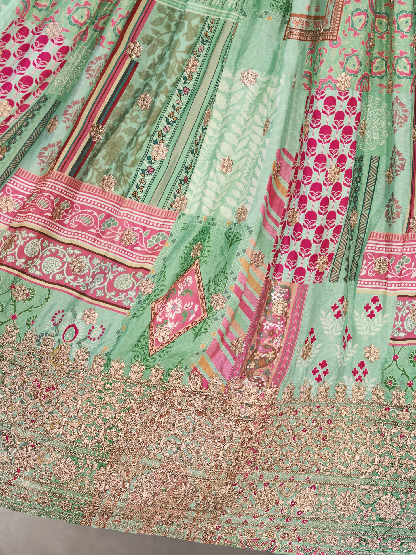 Eleganter rosa-grauer Braut-Lehenga mit Zarkan-Stickerei und Pailletten