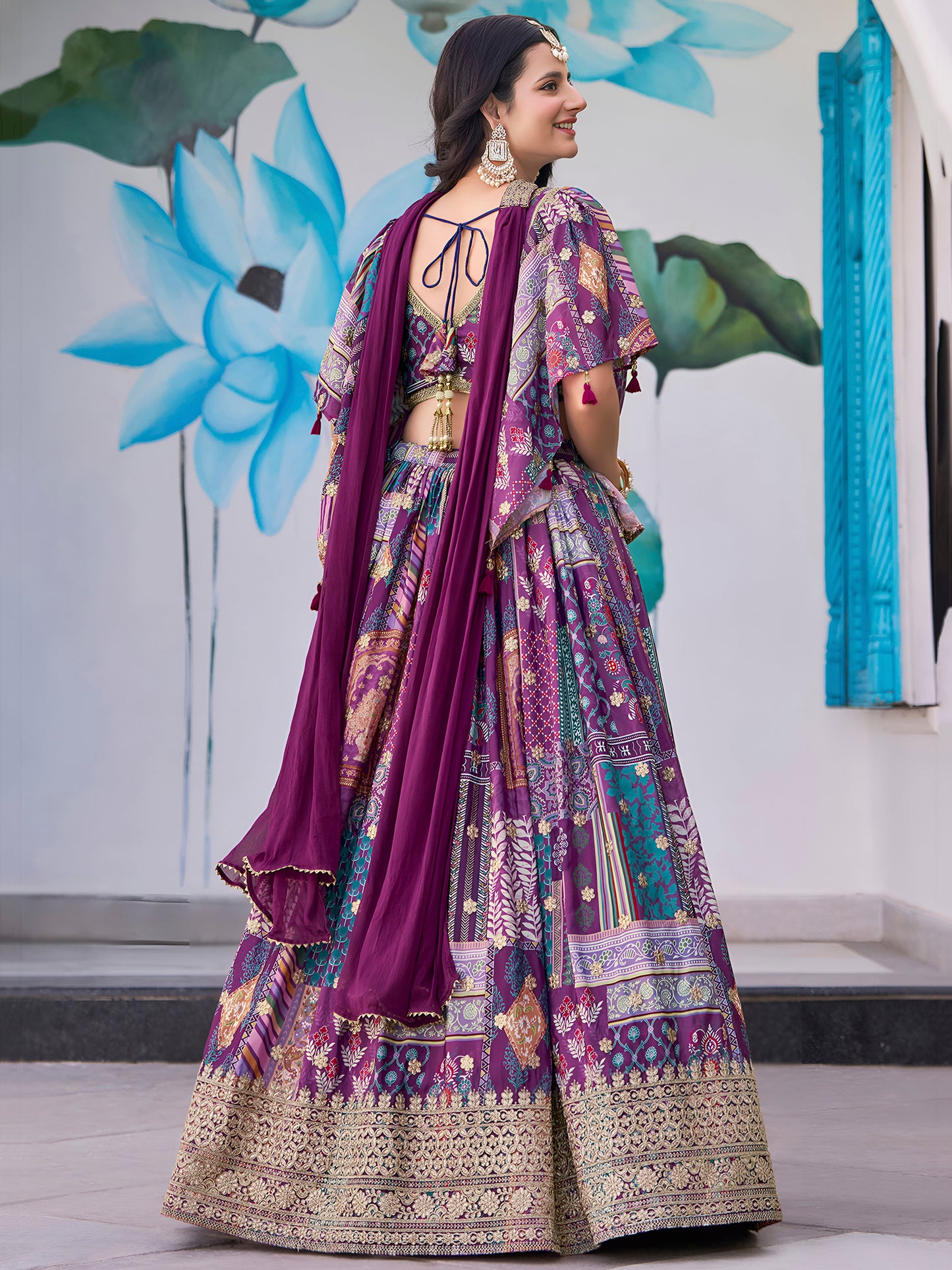 Eleganter rosa-grauer Braut-Lehenga mit Zarkan-Stickerei und Pailletten