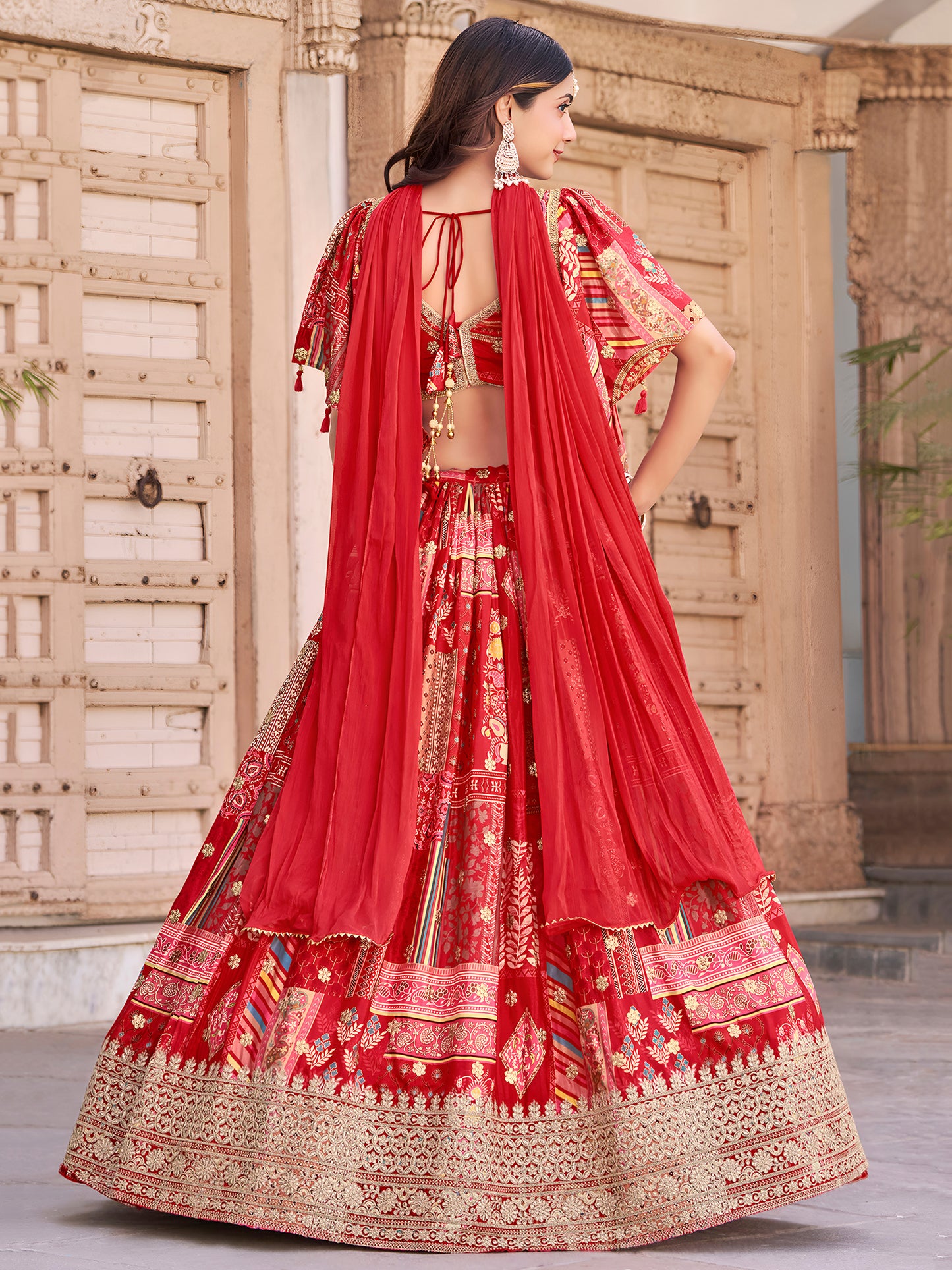 Eleganter rosa-grauer Braut-Lehenga mit Zarkan-Stickerei und Pailletten
