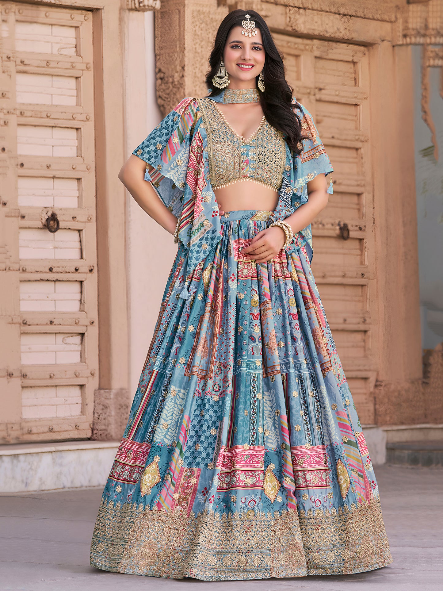 Eleganter rosa-grauer Braut-Lehenga mit Zarkan-Stickerei und Pailletten