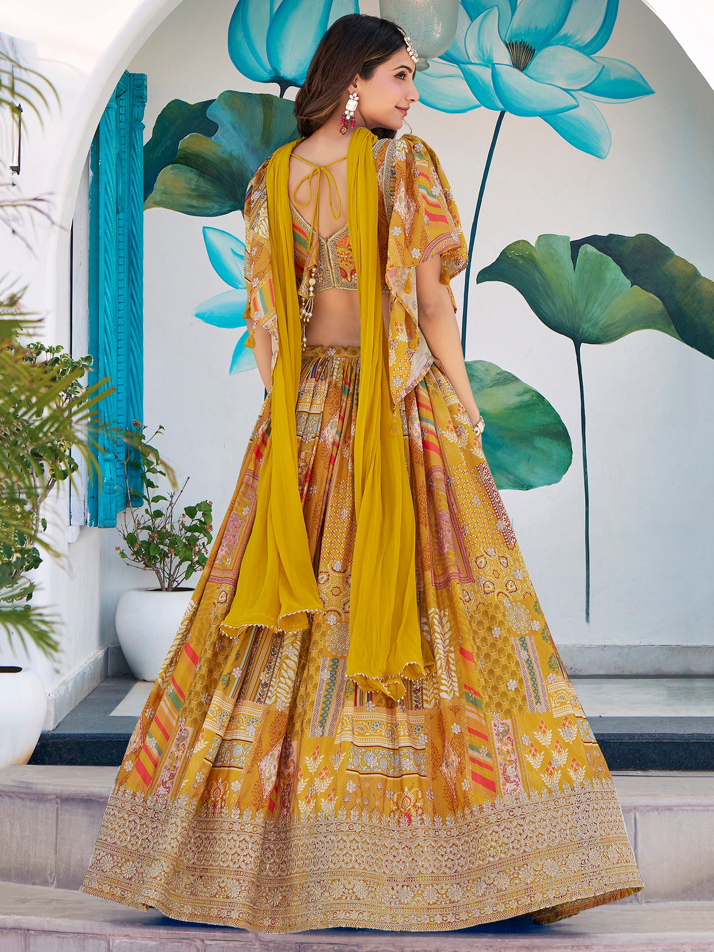 Eleganter rosa-grauer Braut-Lehenga mit Zarkan-Stickerei und Pailletten