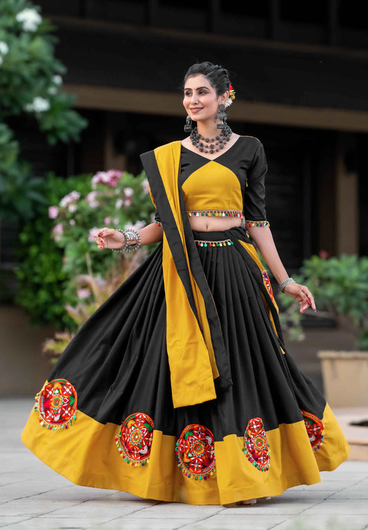 Lehenga choli jaune et noir spécial Navratri avec travail gamthi en coton et travail de miroirs