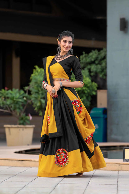 Lehenga choli jaune et noir spécial Navratri avec travail gamthi en coton et travail de miroirs