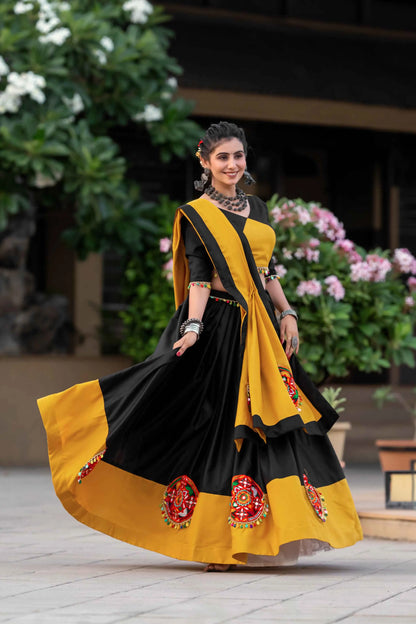 Lehenga choli jaune et noir spécial Navratri avec travail gamthi en coton et travail de miroirs