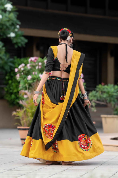 Lehenga choli jaune et noir spécial Navratri avec travail gamthi en coton et travail de miroirs