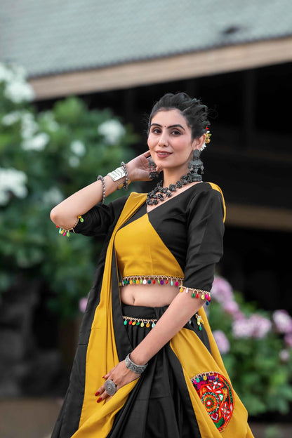 Lehenga choli jaune et noir spécial Navratri avec travail gamthi en coton et travail de miroirs