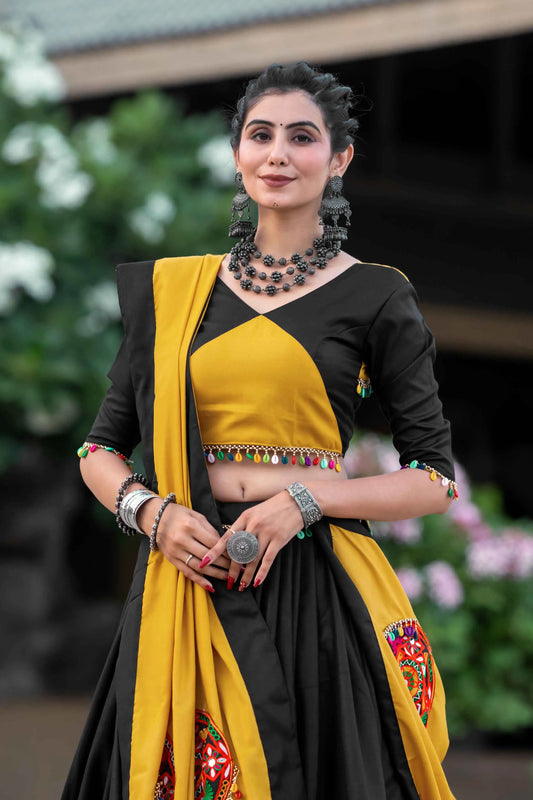 Lehenga choli jaune et noir spécial Navratri avec travail gamthi en coton et travail de miroirs