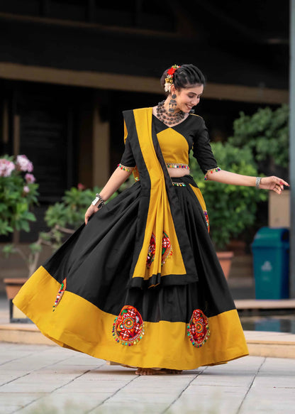 Lehenga choli jaune et noir spécial Navratri avec travail gamthi en coton et travail de miroirs