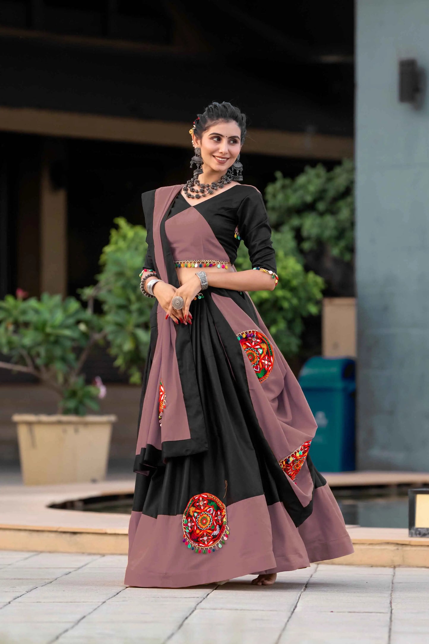 Lehenga choli violet mauve et noir spécial Navratri avec travail gamthi en coton et travail de miroirs
