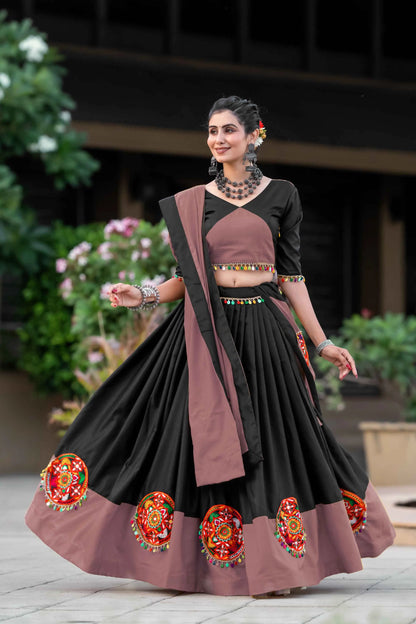Lehenga choli violet mauve et noir spécial Navratri avec travail gamthi en coton et travail de miroirs