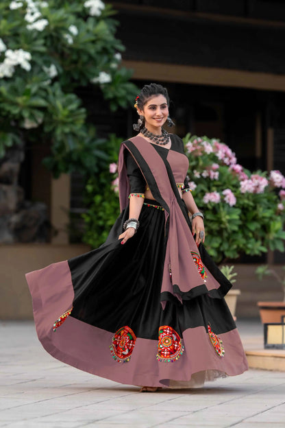 Lehenga choli violet mauve et noir spécial Navratri avec travail gamthi en coton et travail de miroirs