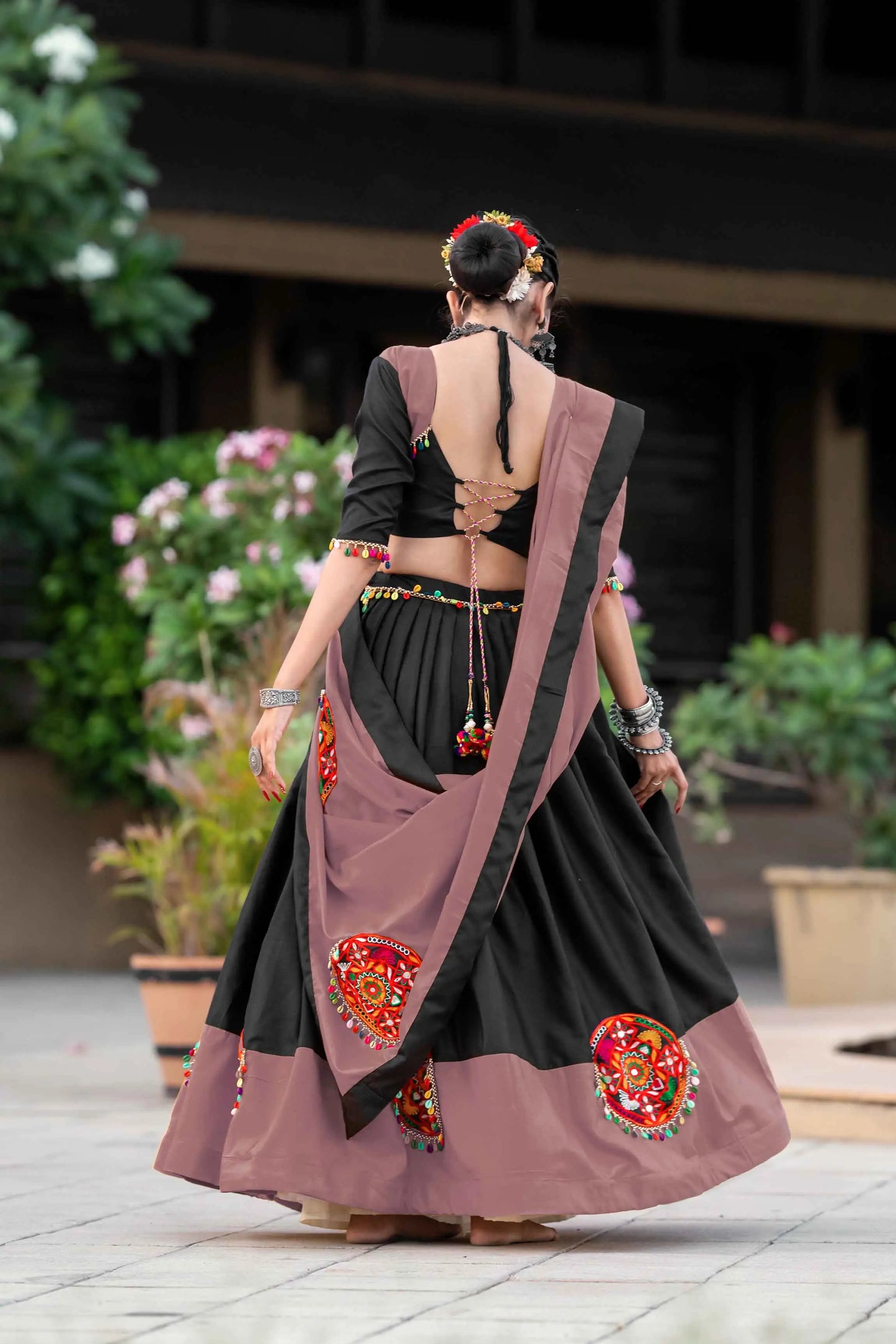 Lehenga choli violet mauve et noir spécial Navratri avec travail gamthi en coton et travail de miroirs