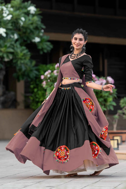 Lehenga choli violet mauve et noir spécial Navratri avec travail gamthi en coton et travail de miroirs