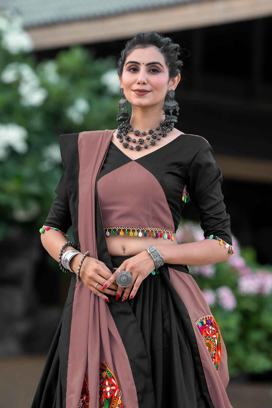 Lehenga choli violet mauve et noir spécial Navratri avec travail gamthi en coton et travail de miroirs