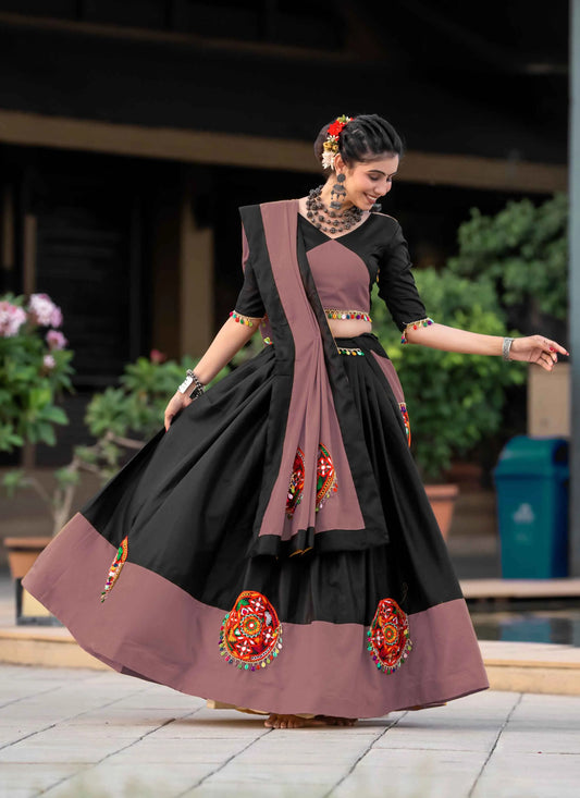 Lehenga choli violet mauve et noir spécial Navratri avec travail gamthi en coton et travail de miroirs