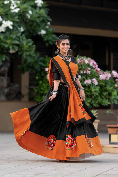 Lehenga choli orange et noir spécial Navratri avec travail gamthi en coton et travail de miroirs