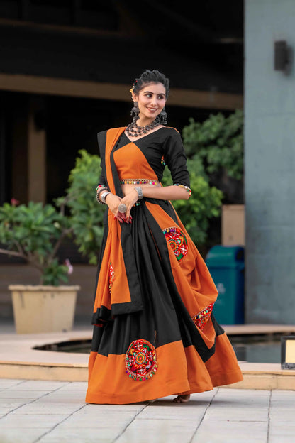 Lehenga choli orange et noir spécial Navratri avec travail gamthi en coton et travail de miroirs