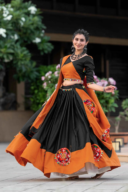 Lehenga choli orange et noir spécial Navratri avec travail gamthi en coton et travail de miroirs