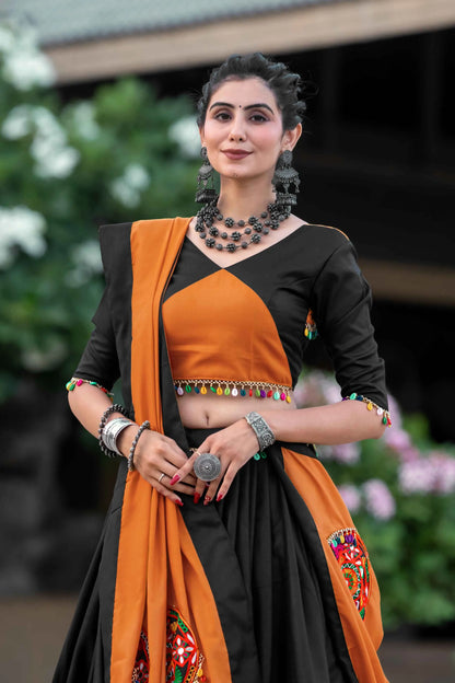 Lehenga choli orange et noir spécial Navratri avec travail gamthi en coton et travail de miroirs