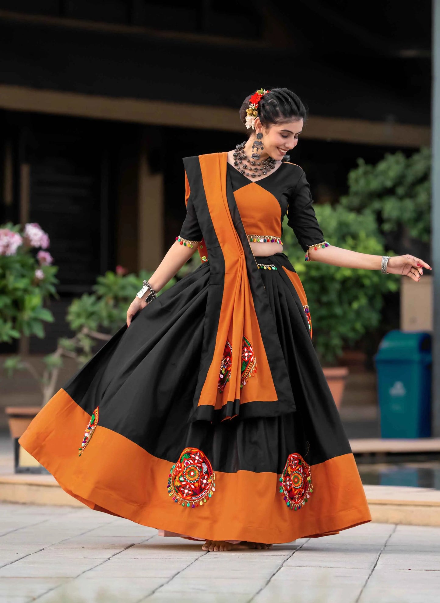 Lehenga choli orange et noir spécial Navratri avec travail gamthi en coton et travail de miroirs