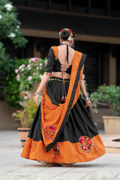Lehenga choli orange et noir spécial Navratri avec travail gamthi en coton et travail de miroirs