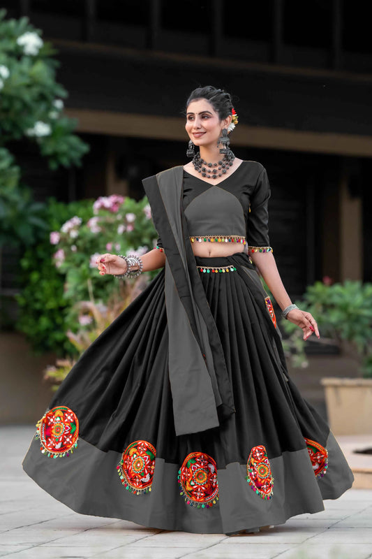 Lehenga choli gris et noir spécial Navratri avec travail gamthi en coton et travail de miroirs