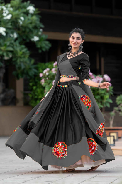 Lehenga choli gris et noir spécial Navratri avec travail gamthi en coton et travail de miroirs