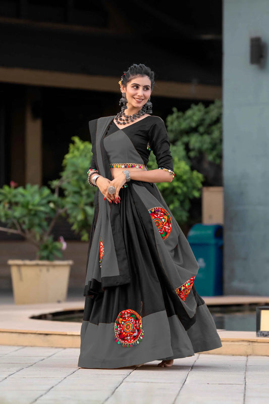 Lehenga choli gris et noir spécial Navratri avec travail gamthi en coton et travail de miroirs
