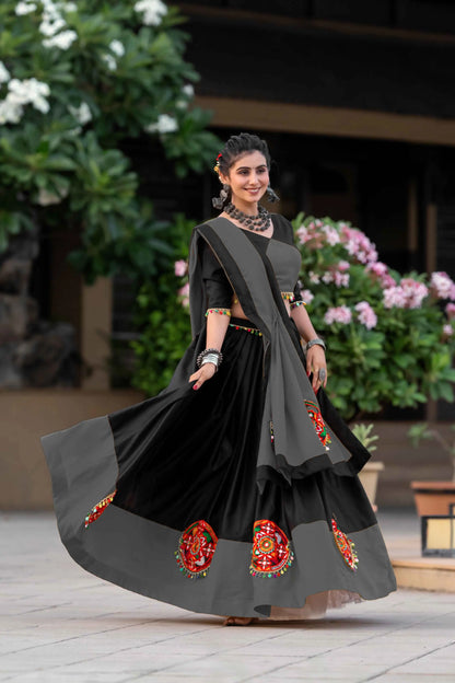 Lehenga choli gris et noir spécial Navratri avec travail gamthi en coton et travail de miroirs