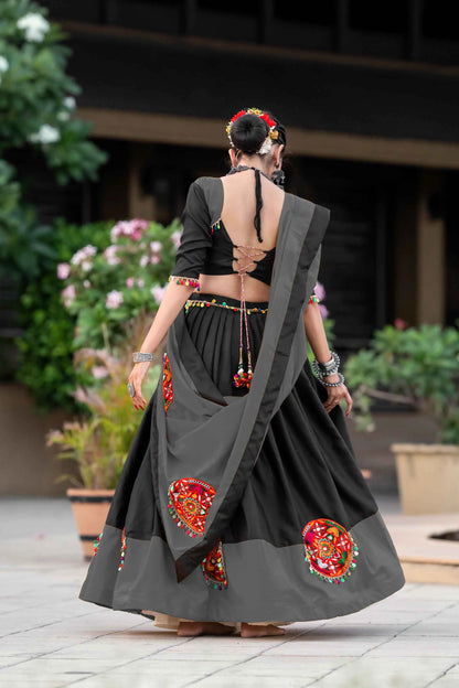 Lehenga choli gris et noir spécial Navratri avec travail gamthi en coton et travail de miroirs