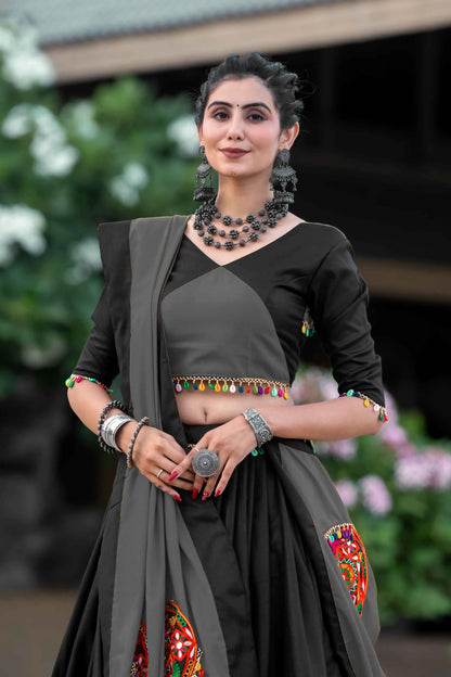 Lehenga choli gris et noir spécial Navratri avec travail gamthi en coton et travail de miroirs