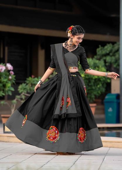 Lehenga choli gris et noir spécial Navratri avec travail gamthi en coton et travail de miroirs