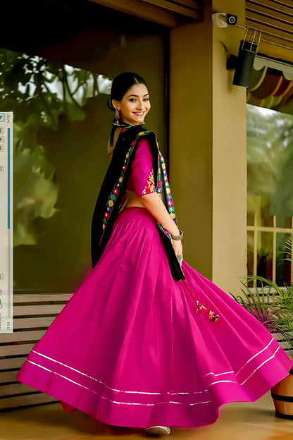 Lehenga chaniya choli rose fuchsia uni tradition avec travail gamthi en coton et pampilles