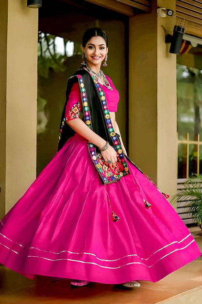 Lehenga chaniya choli rose fuchsia uni tradition avec travail gamthi en coton et pampilles