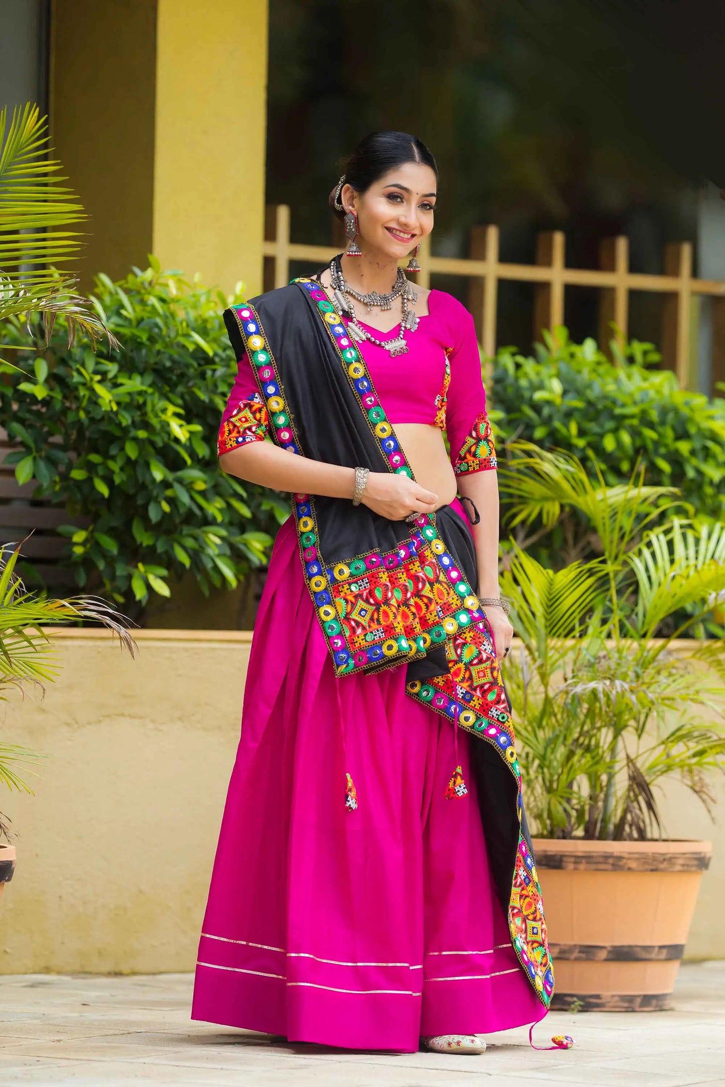 Lehenga chaniya choli rose fuchsia uni tradition avec travail gamthi en coton et pampilles