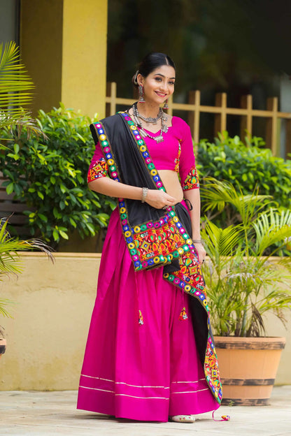 Lehenga chaniya choli rose fuchsia uni tradition avec travail gamthi en coton et pampilles