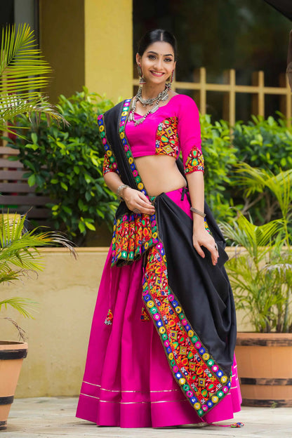Lehenga chaniya choli rose fuchsia uni tradition avec travail gamthi en coton et pampilles