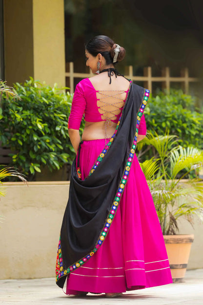 Lehenga chaniya choli rose fuchsia uni tradition avec travail gamthi en coton et pampilles