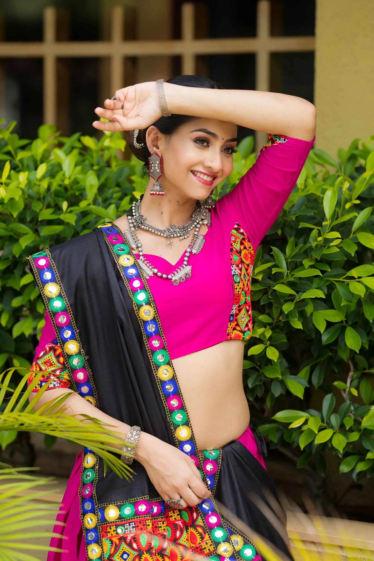Lehenga chaniya choli rose fuchsia uni tradition avec travail gamthi en coton et pampilles