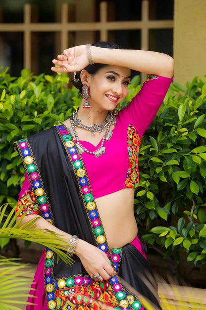 Lehenga chaniya choli rose fuchsia uni tradition avec travail gamthi en coton et pampilles