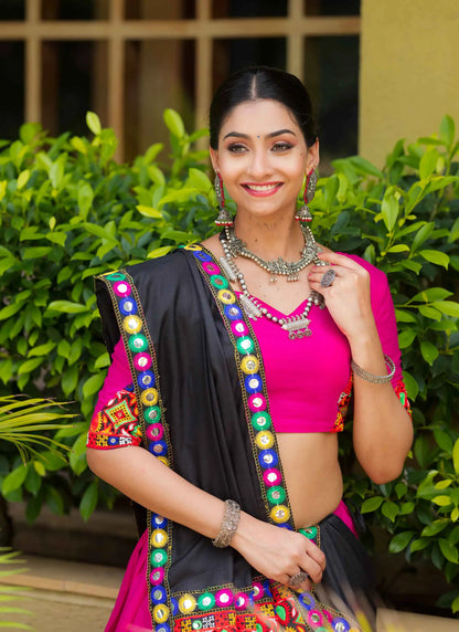Lehenga chaniya choli rose fuchsia uni tradition avec travail gamthi en coton et pampilles
